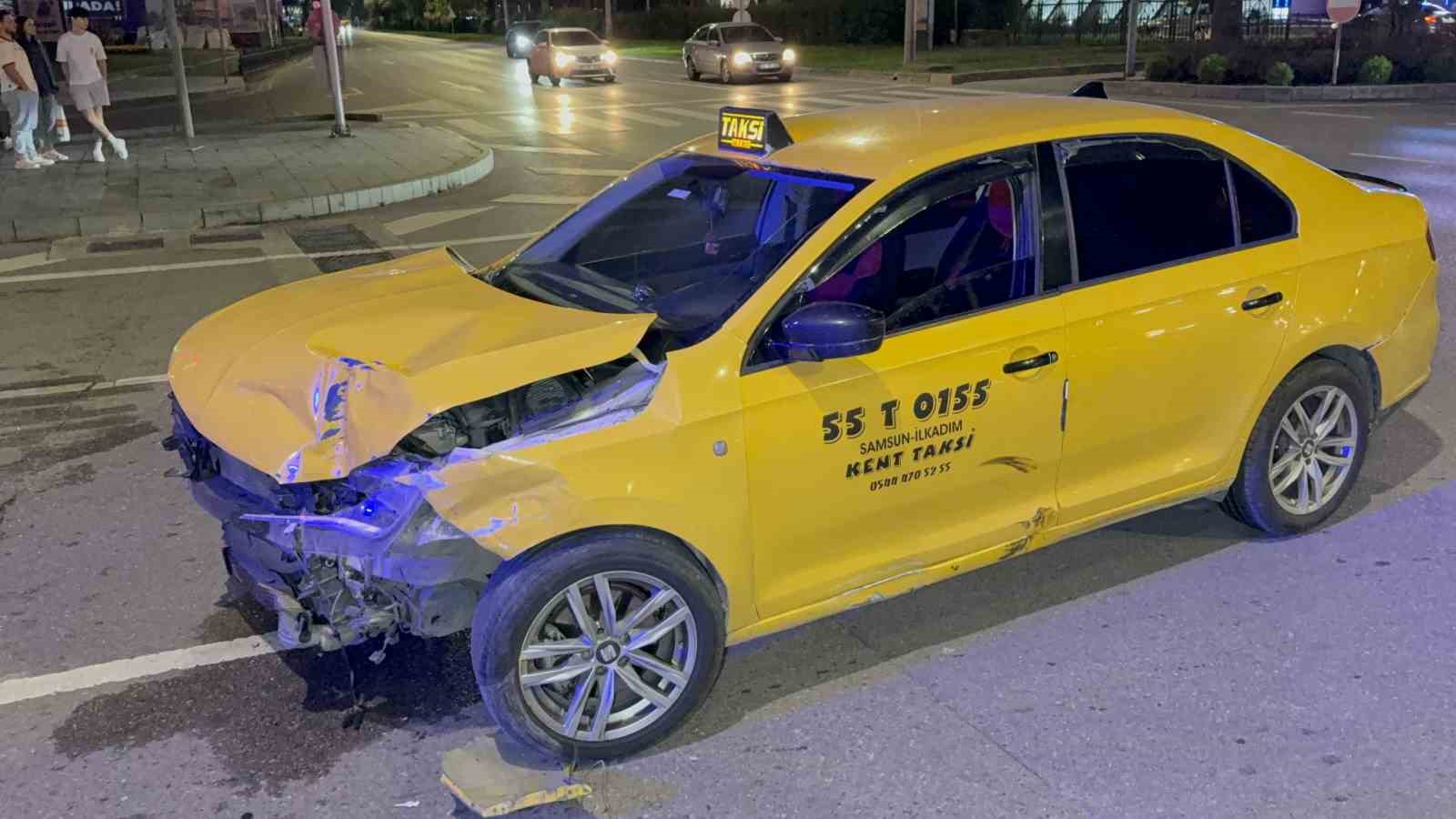Samsun’da kavşakta iki ticari taksi çarpıştı: 2 yaralı