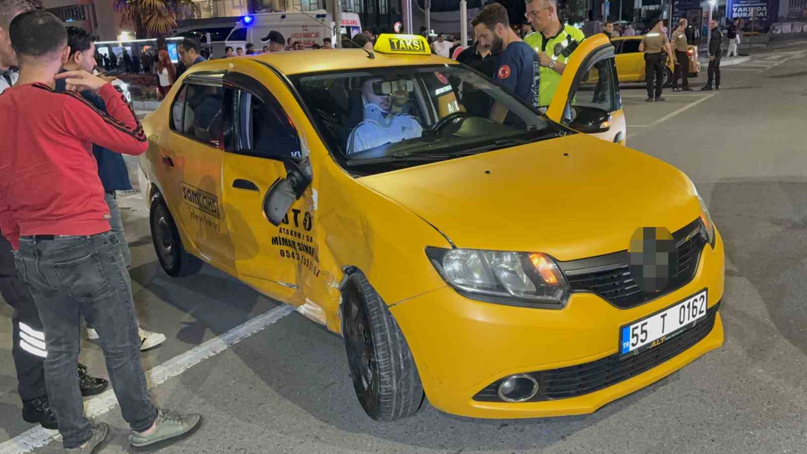 Samsun’da kavşakta iki ticari taksi çarpıştı: 2 yaralı