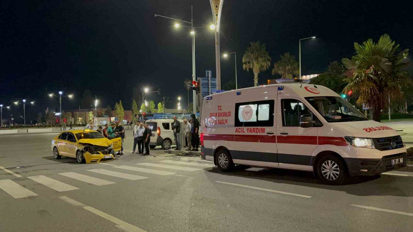 Samsun’da kavşakta iki ticari taksi çarpıştı: 2 yaralı