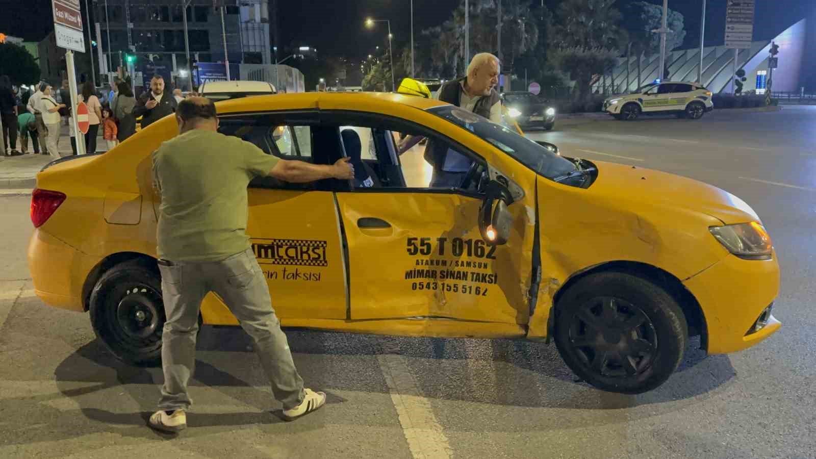 Samsun’da kavşakta iki ticari taksi çarpıştı: 2 yaralı
