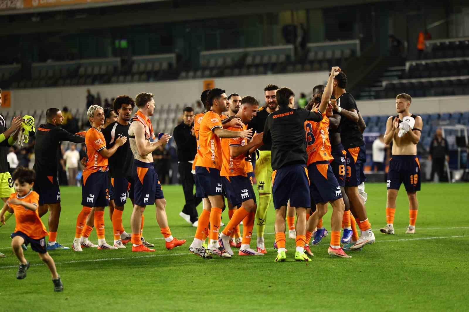 Trendyol Süper Lig: Başakşehir FK: 4 - Gençlerbirliği: 0 (Maç sonucu)