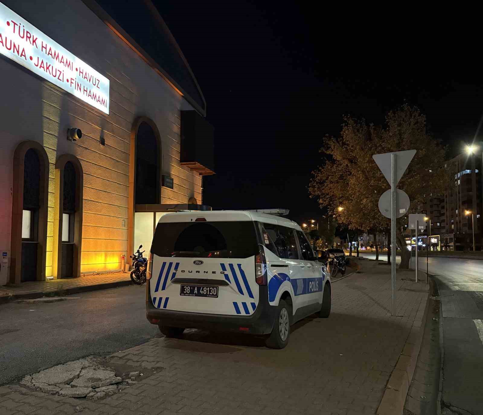 Kayseri’de havuzda arkadaşlarıyla eğlenen şahıs boğulma tehlikesi geçirdi