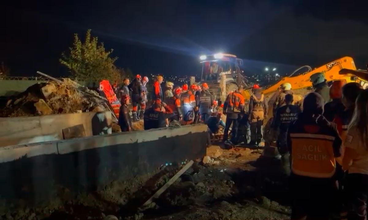 Büyükçekmece’de göçük altında kalan 1 kişiyi kurtarma çalışmaları sürüyor