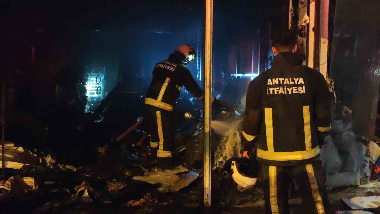 Antalya’da iki iş yerinde yangın: Alevler üst kattaki eve de zarar verdi