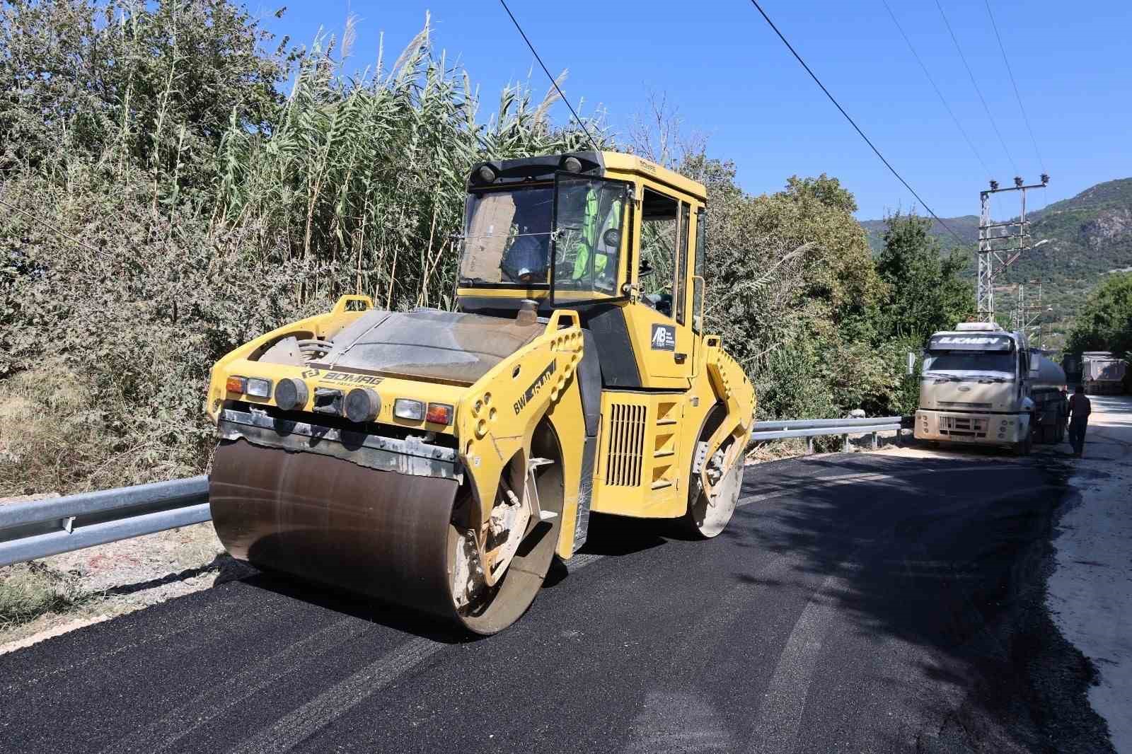 Defne’de 8 mahalleyi birbirine bağlayan 11 kilometrelik yolda asfalt çalışması başladı