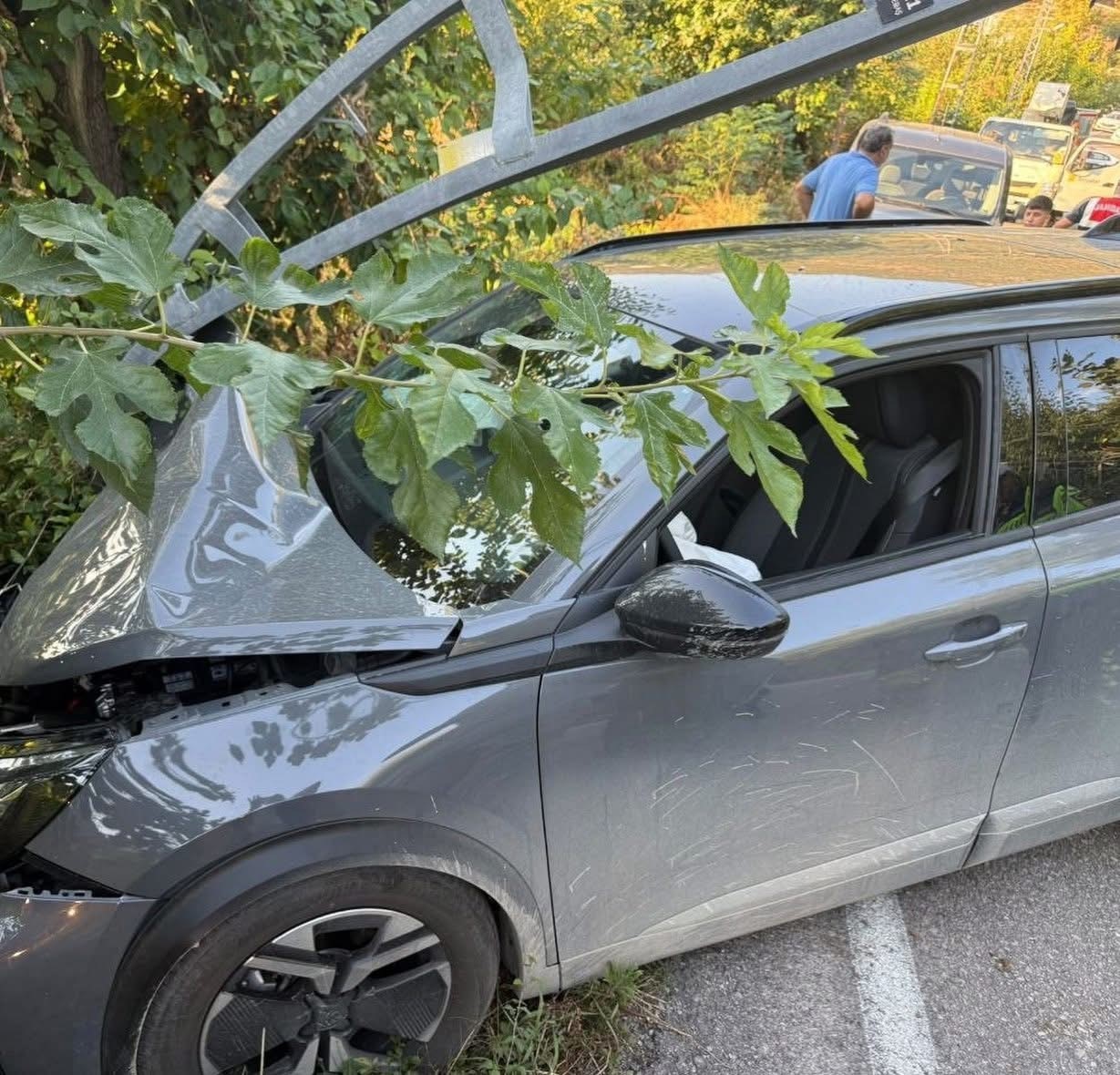 İskenderun’da elektrik direğine çarpan otomobilin sürücüsü yaralandı