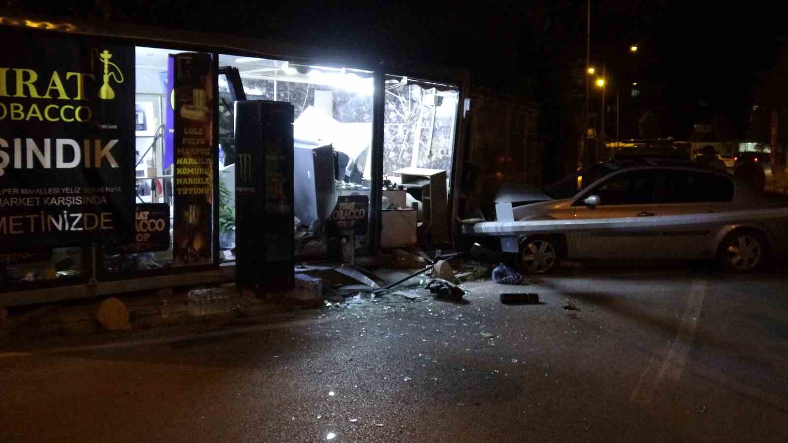 Kontrolden çıkan araç konteyner iş yerine girdi: 1 yaralı