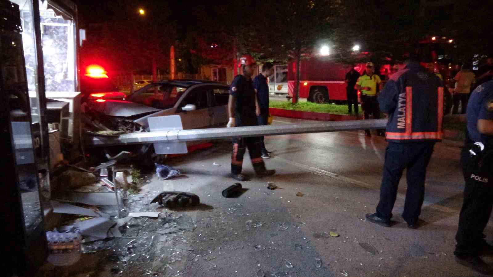 Kontrolden çıkan araç konteyner iş yerine girdi: 1 yaralı
