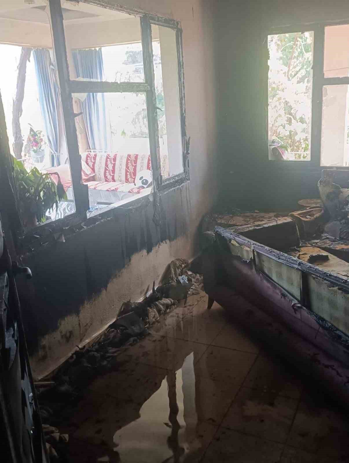 Erzin’de 2 katlı evde çıkan yangın büyümeden söndürüldü