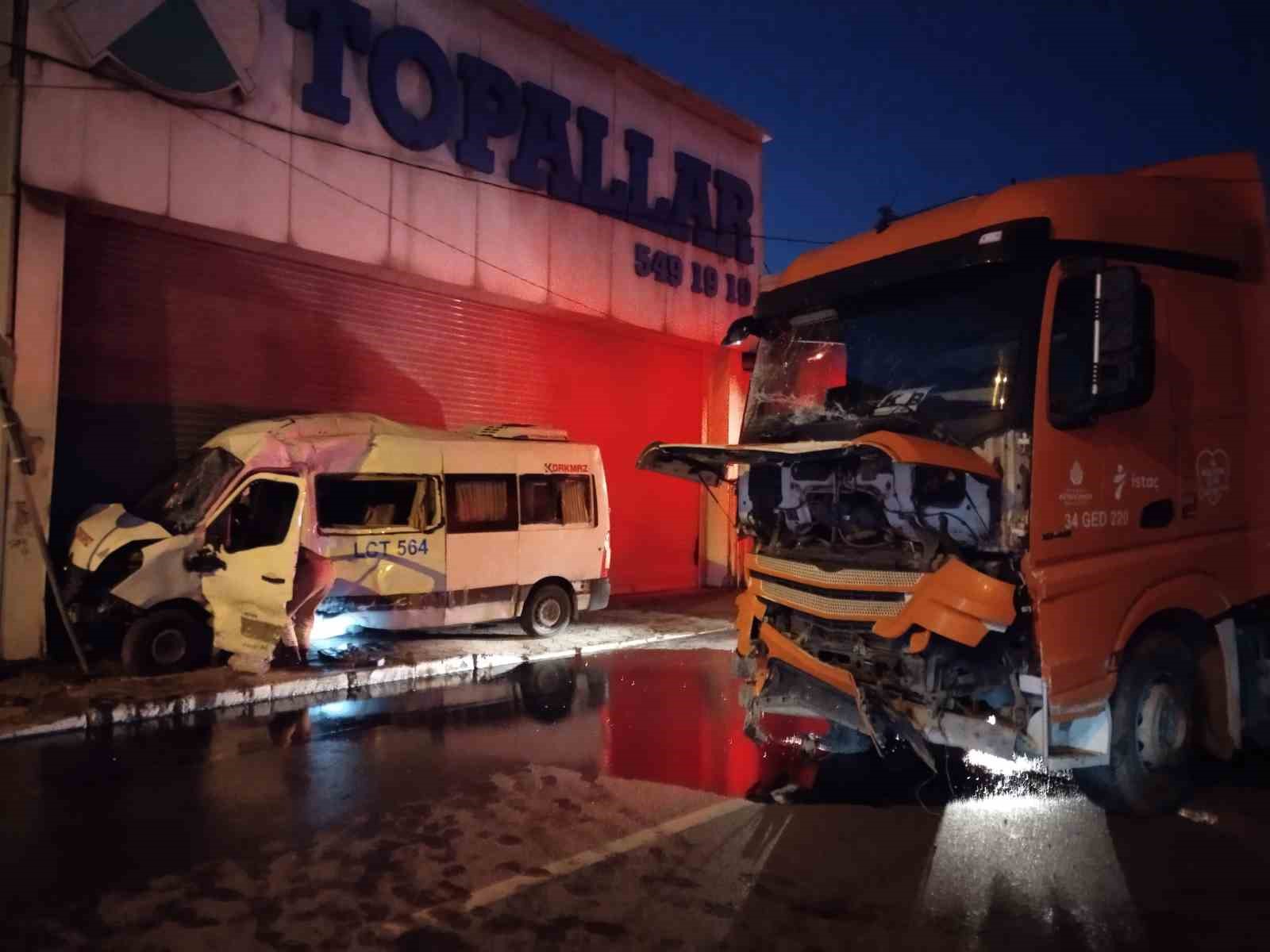 Ümraniye’de servis minibüsü ile İSTAÇ kamyonu çarpıştı: 2 yaralı