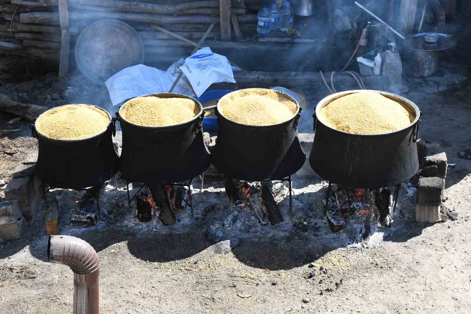 Ata mesleğini geleneksel yöntemlerle sürdürüyor, 41 yıldır bulgur üretiyorlar