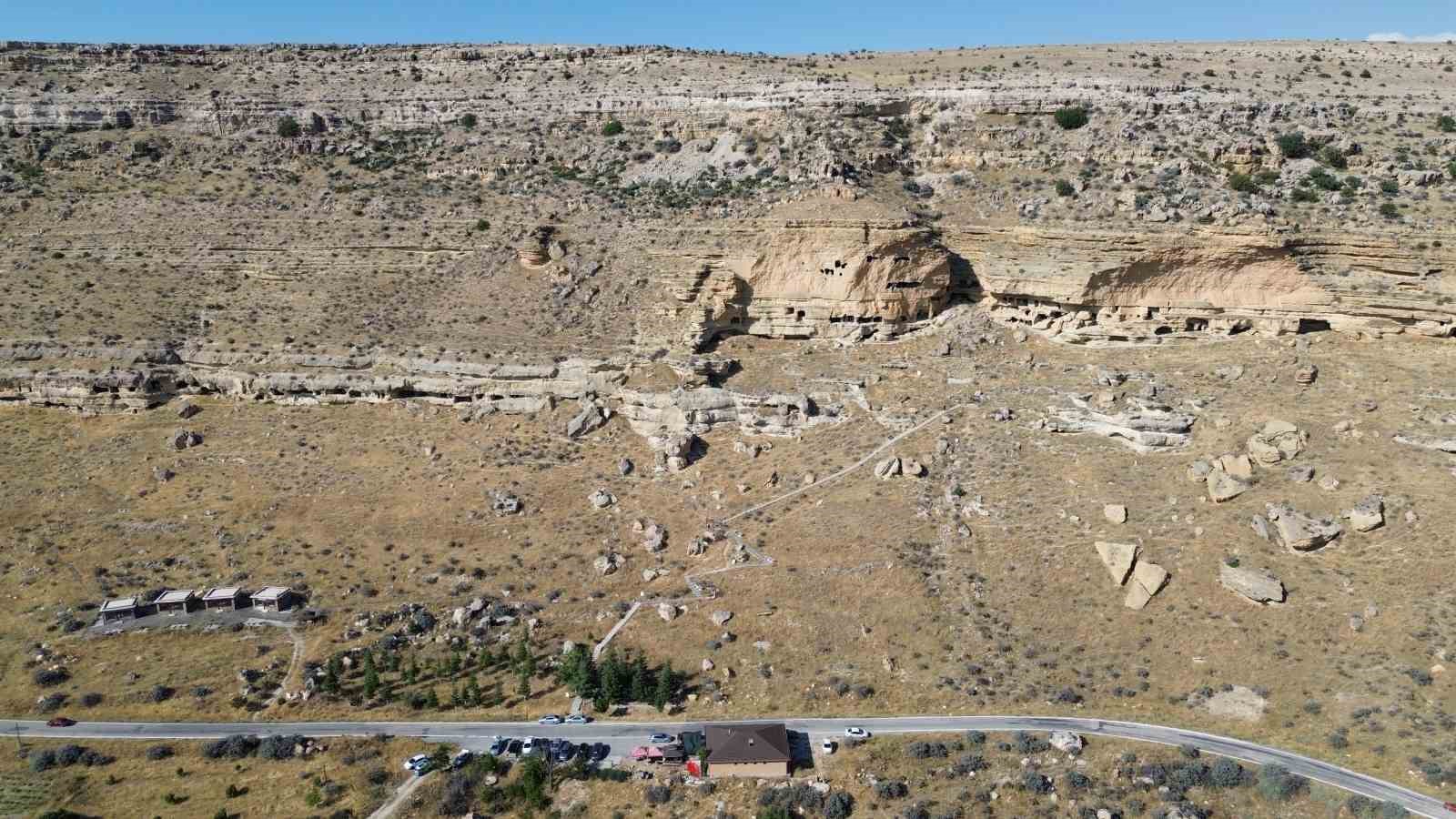 Karaman’ın kaya kütlesine oyulan 5 katlı tarihi mirası ziyaretçi akınına uğruyor