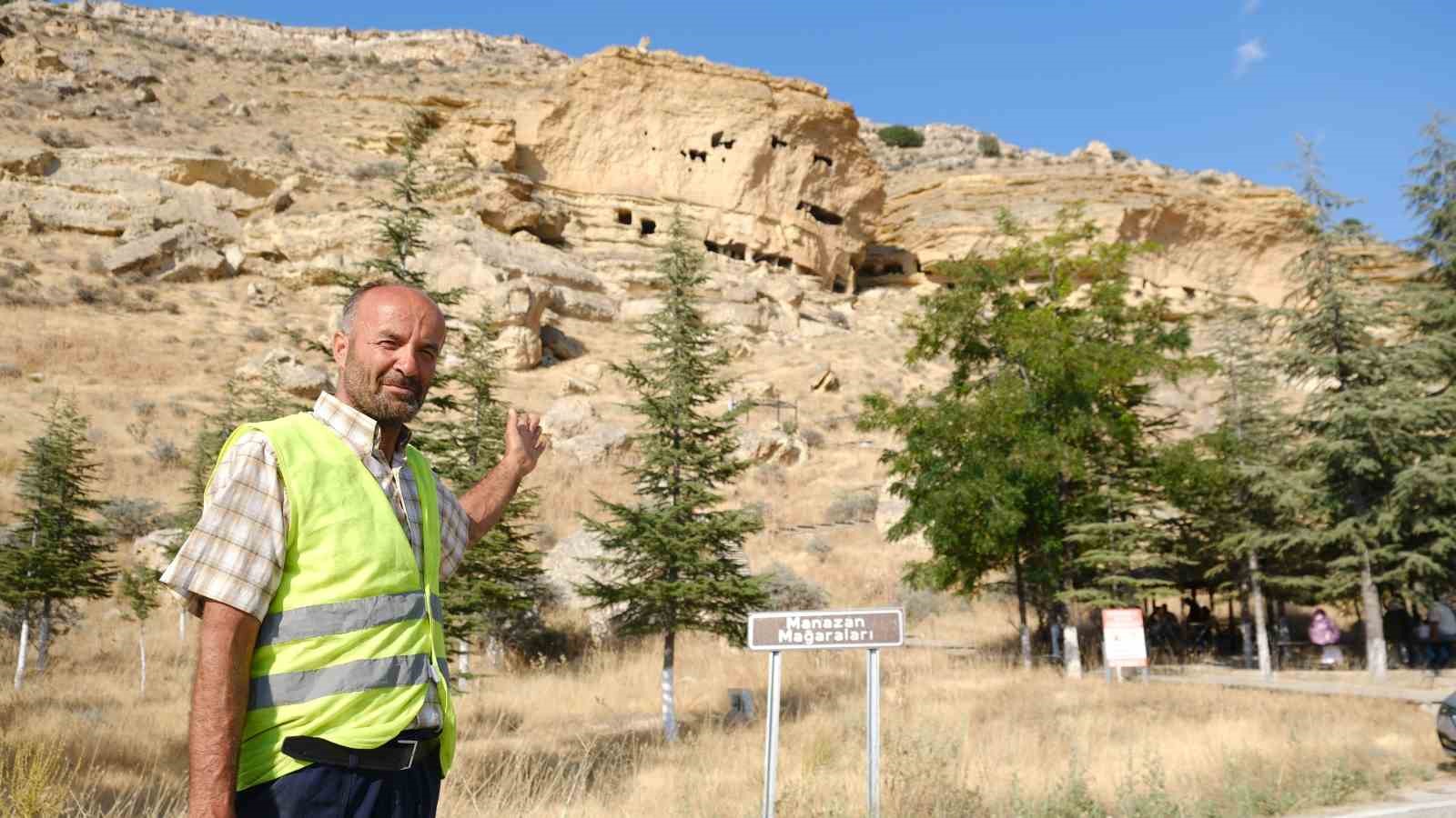 Karaman’ın kaya kütlesine oyulan 5 katlı tarihi mirası ziyaretçi akınına uğruyor