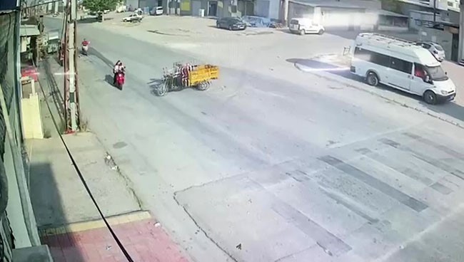 Çocuklarını okula götüren anneye ehliyetsiz sürücü çarptı: O anlar kamerada