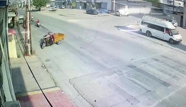 Çocuklarını okula götüren anneye ehliyetsiz sürücü çarptı: O anlar kamerada