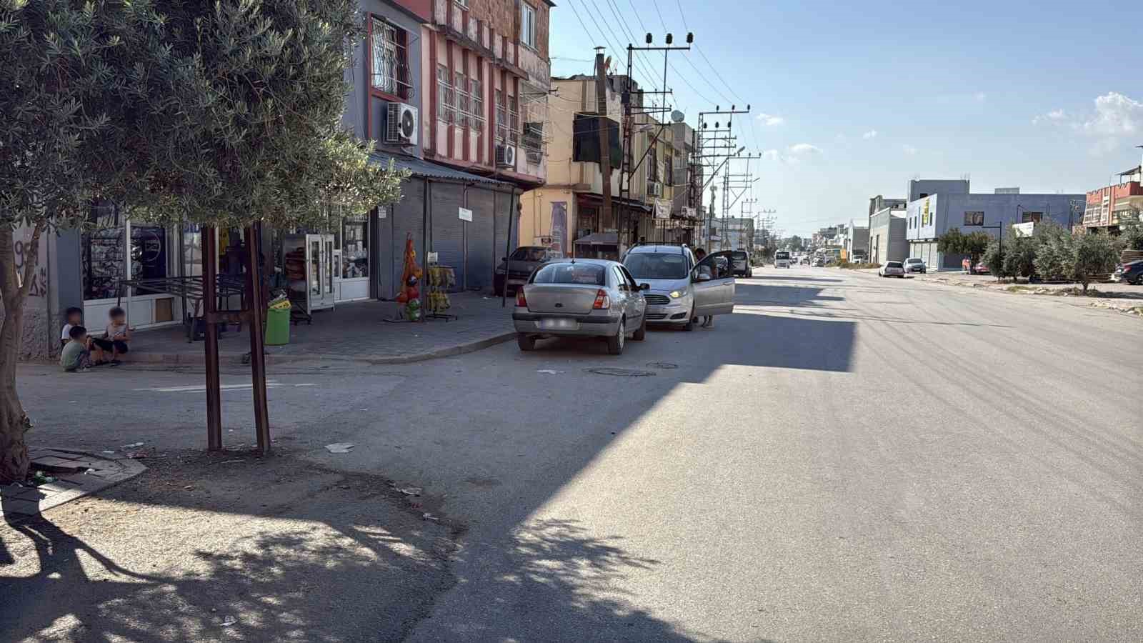 Çocuklarını okula götüren anneye ehliyetsiz sürücü çarptı: O anlar kamerada