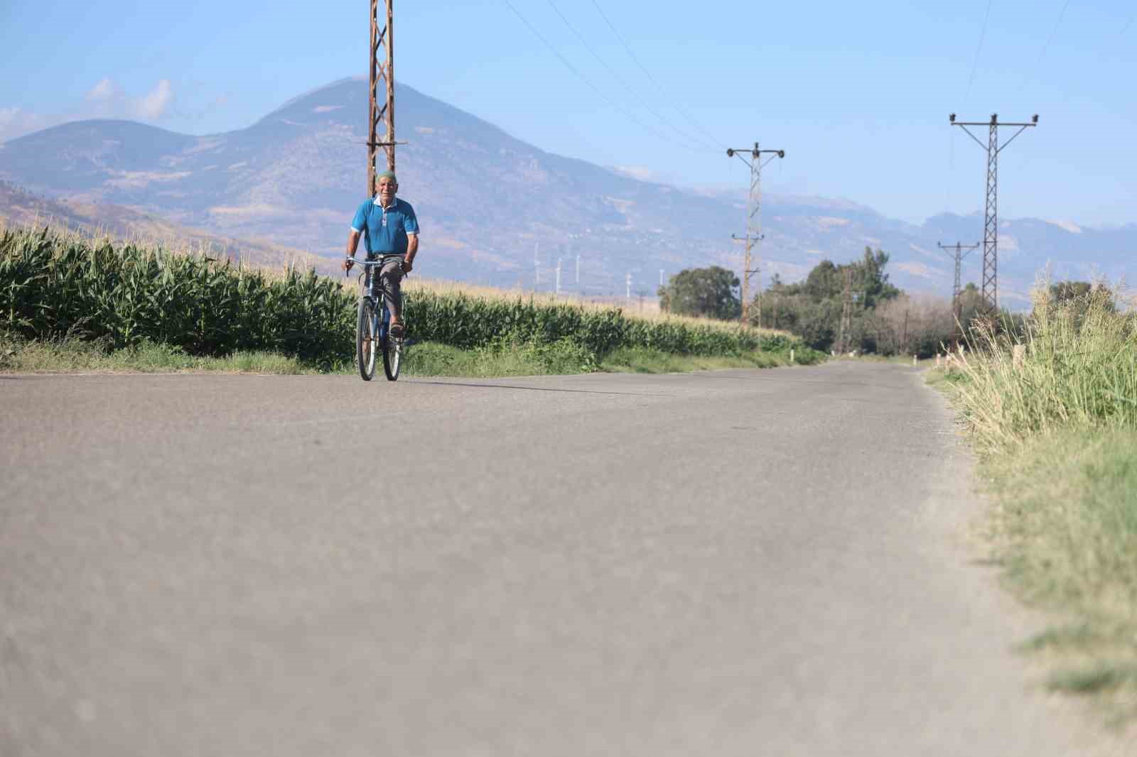 Ömrünü pedal çevirerek geçiren 85 yaşındaki yaşlı adam, ’Ne mazot ne gaz, pedal çevirmeye doyum olmaz’ bilinciyle günde 20 kilometre yol katediyor
