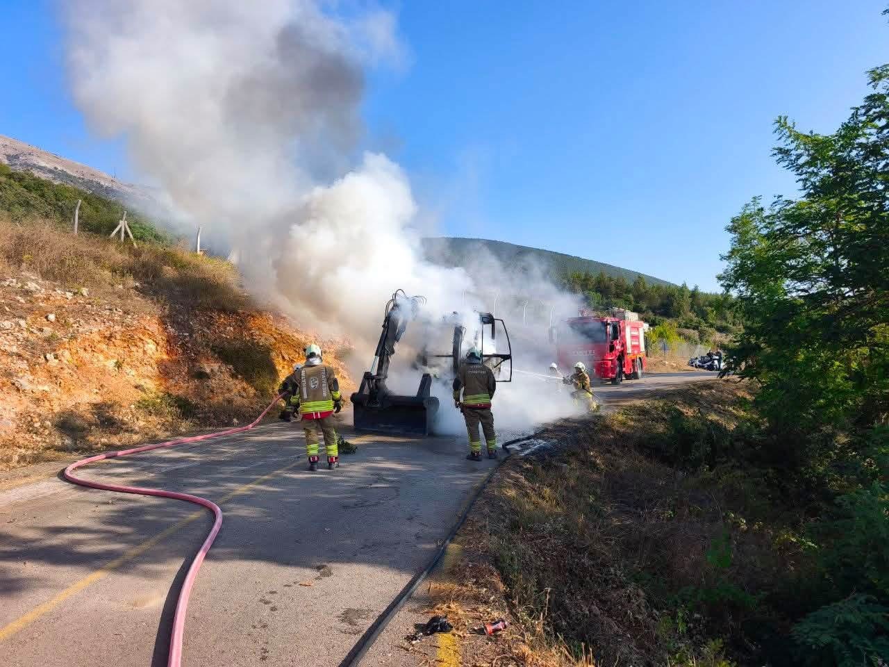 İskenderun’da iş makinesi alevlere teslim oldu