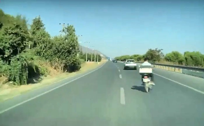 Motosiklet bir anda yola atladı, sürücünün refleksi sayesinde faciadan dönüldü