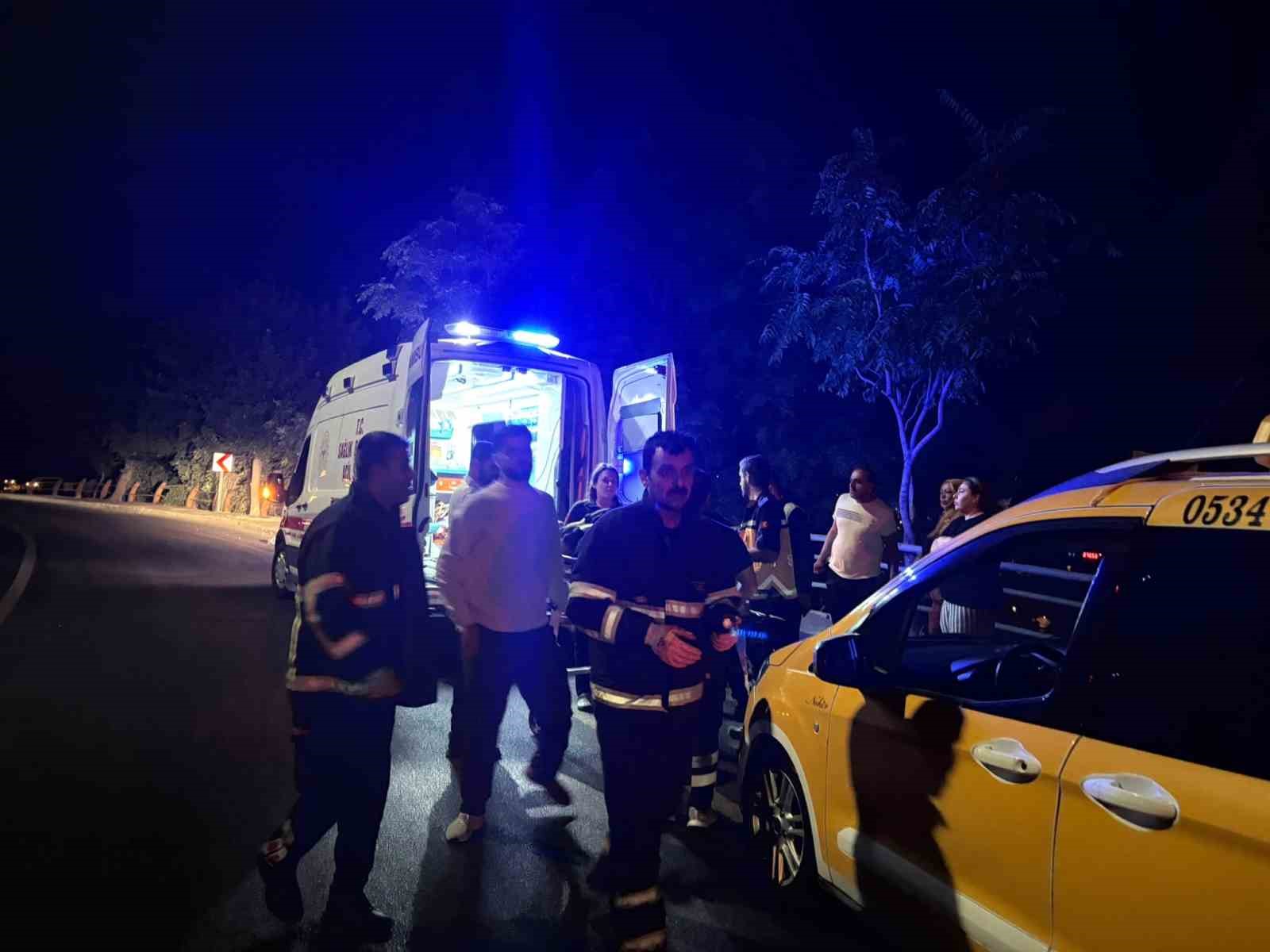 Mardin’de otomobil reklam panosuna çarptı: 3 yaralı