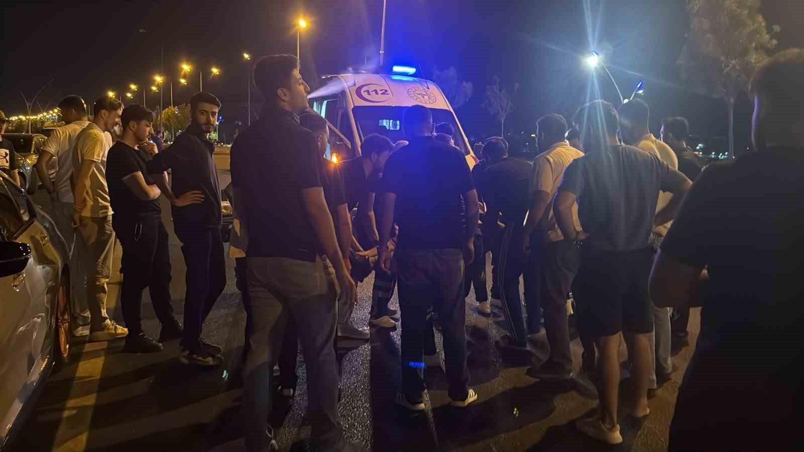Seyir halindeki kamyonetin yolcu koltuğundan düşen şahıs yaralandı