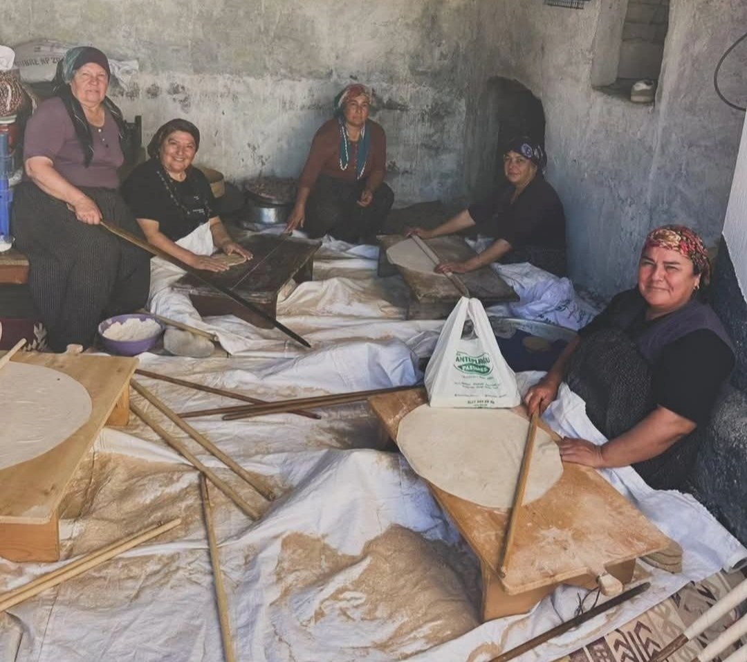 Kahramanmaraş’ta kadınların imece usulü yufka ekmek mesaisi