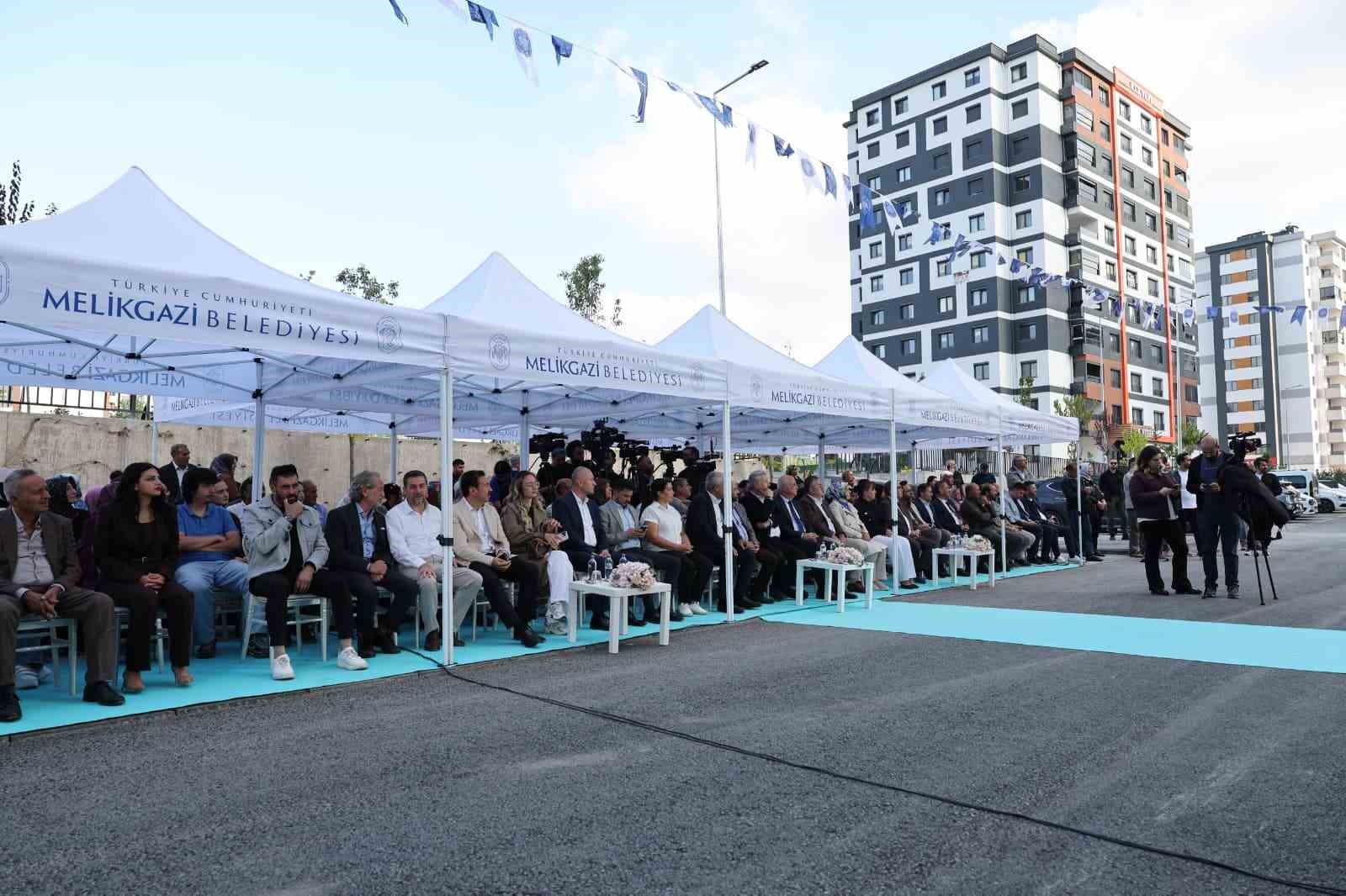 Melikgazi’de 24 aile yeni evlerine kavuştu