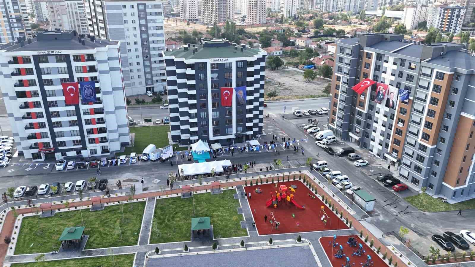 Melikgazi’de 24 aile yeni evlerine kavuştu