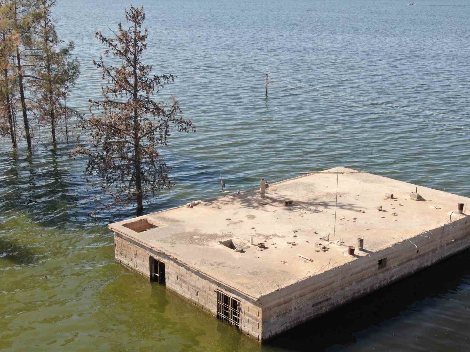 Baraj sularına gömülen köy, leyleklerin yuvası ve balıkçıların uğrak noktası oldu