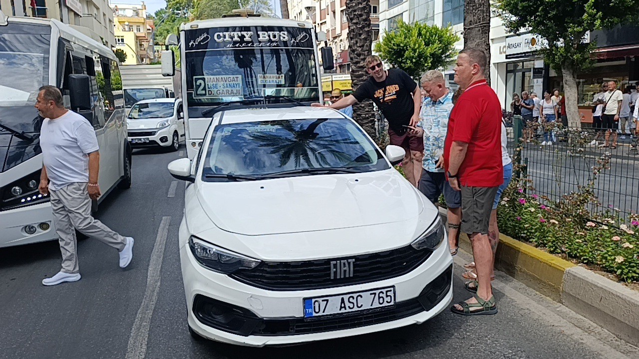 Kazada haklı olduklarını anlatamayan turistlere vatandaşlar sahip çıktı