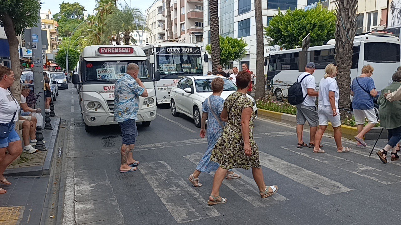 Kazada haklı olduklarını anlatamayan turistlere vatandaşlar sahip çıktı