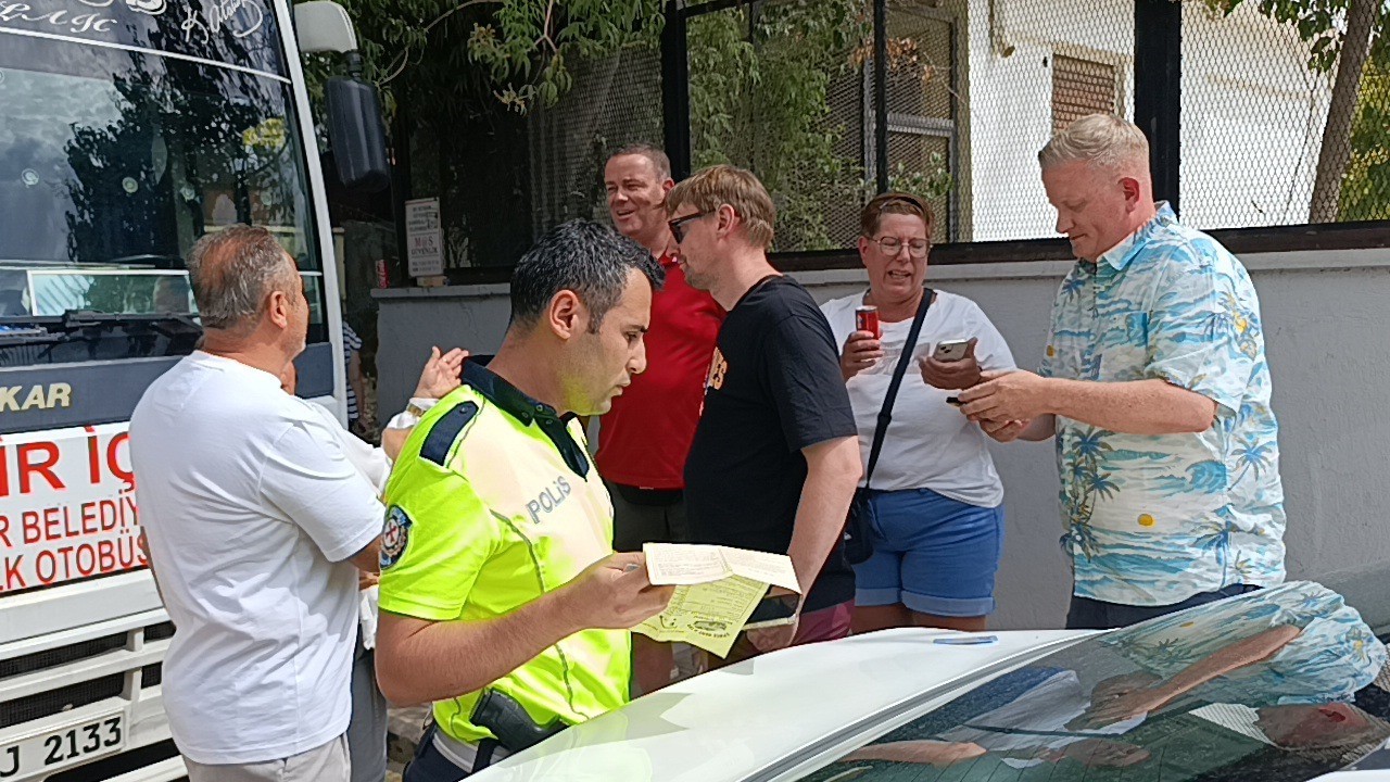 Kazada haklı olduklarını anlatamayan turistlere vatandaşlar sahip çıktı
