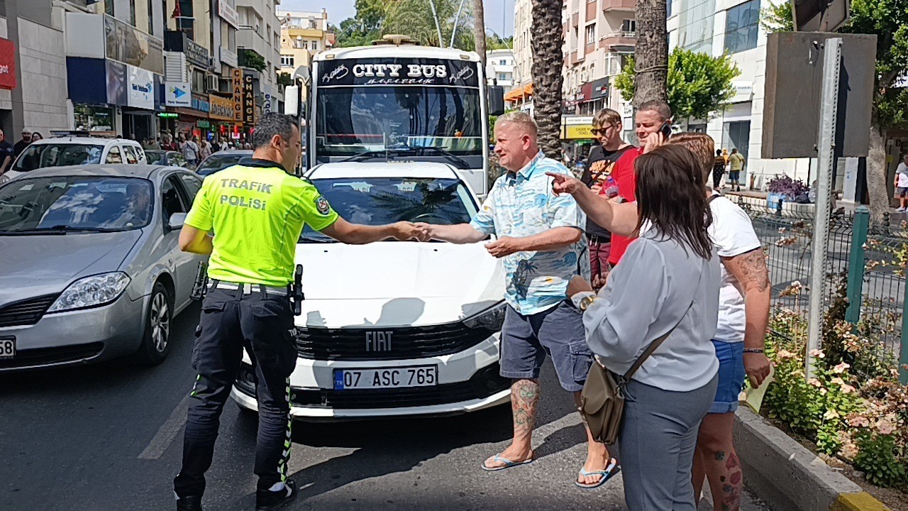 Kazada haklı olduklarını anlatamayan turistlere vatandaşlar sahip çıktı