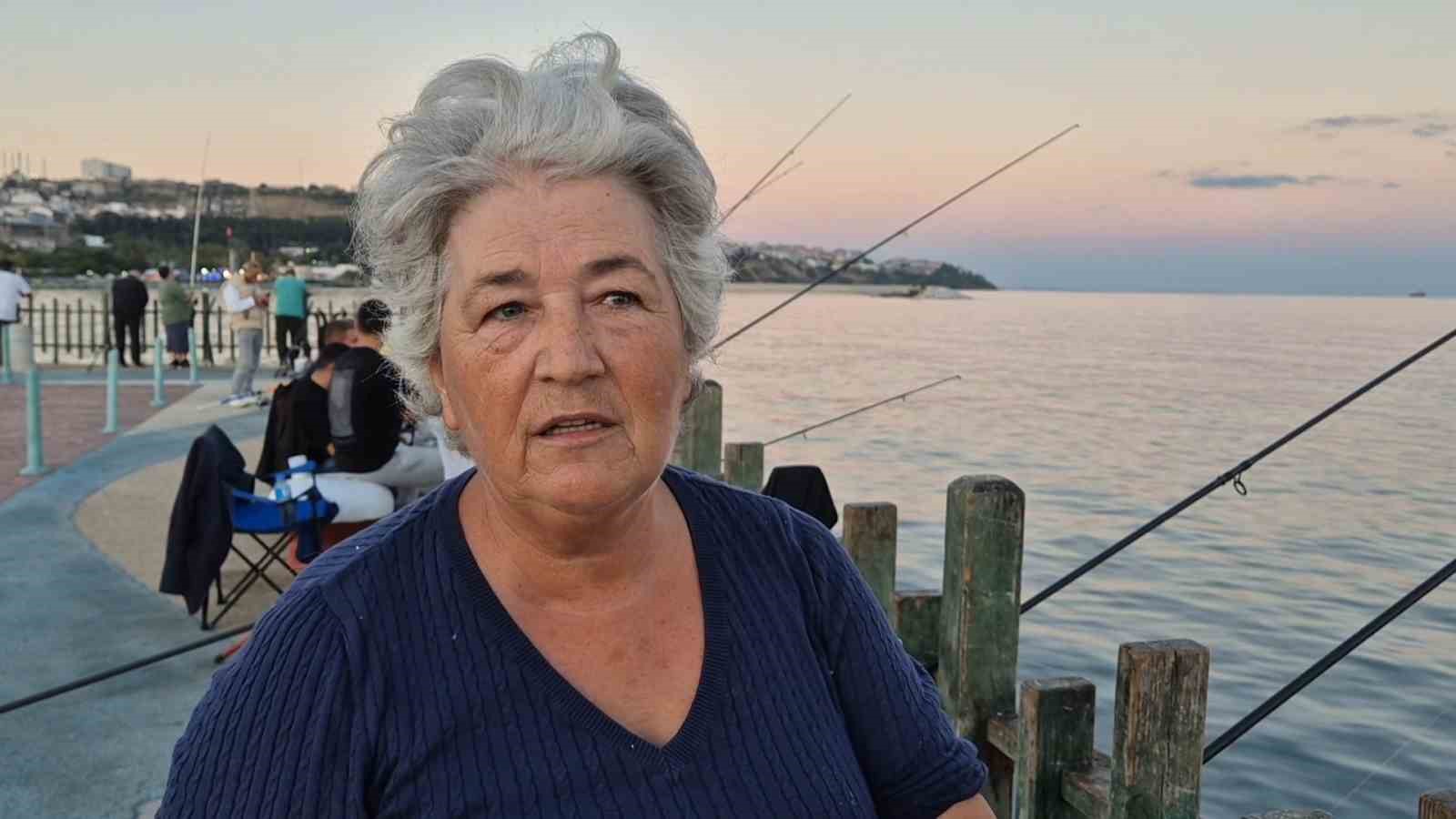 İskelenin akşam mesaisi: Oltasını kapan geldi iskelede olta yoğunluğu