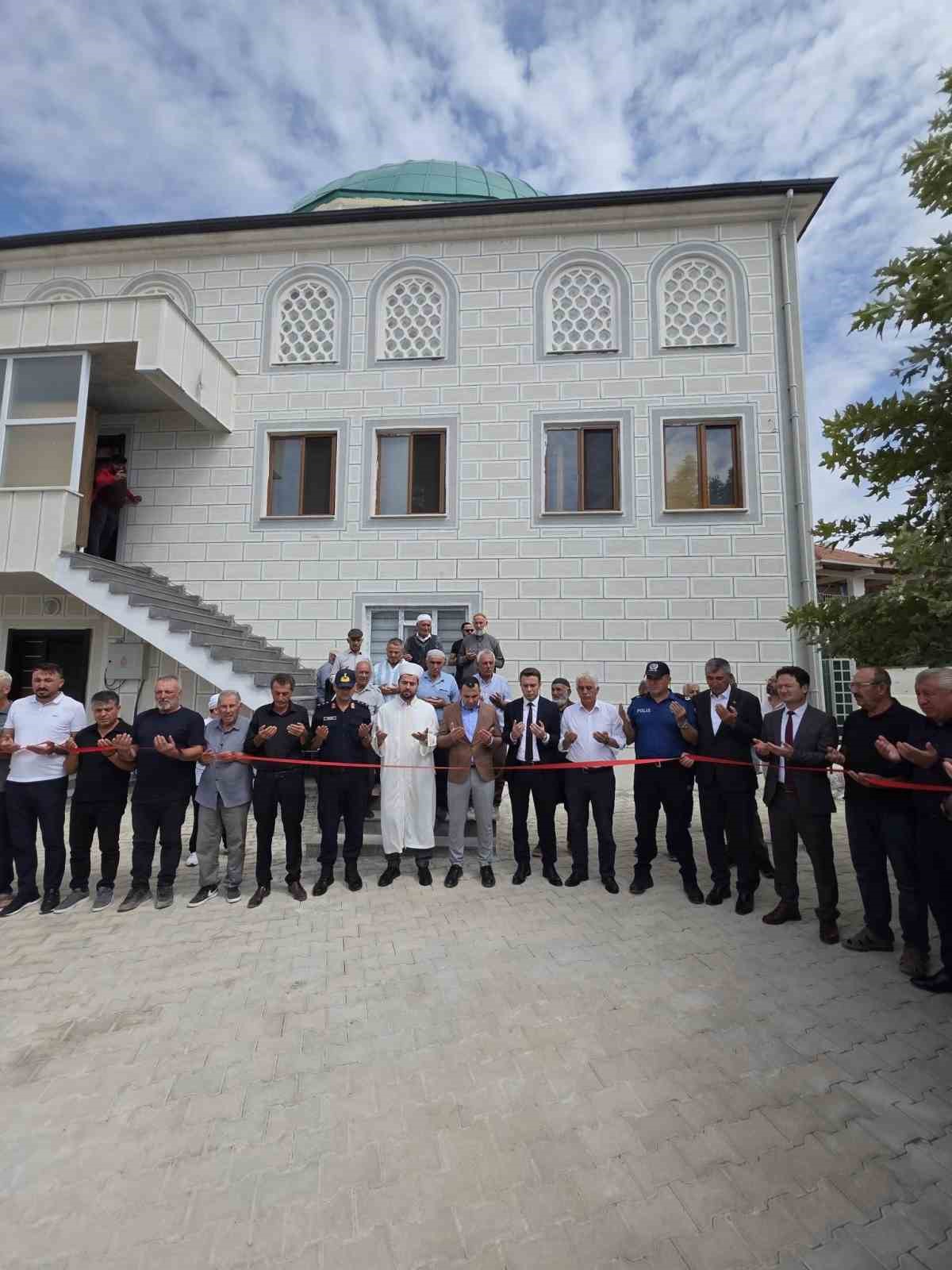 Depremde yıkılan Karaburun Köyü Camisi yeniden hizmete açıldı