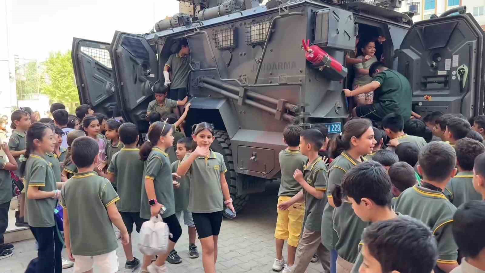 Batman’da jandarmadan miniklere unutulmaz İlköğretim Haftası sürprizi