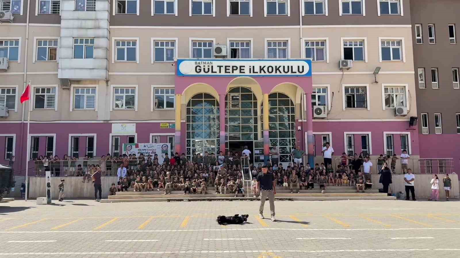 Batman’da jandarmadan miniklere unutulmaz İlköğretim Haftası sürprizi