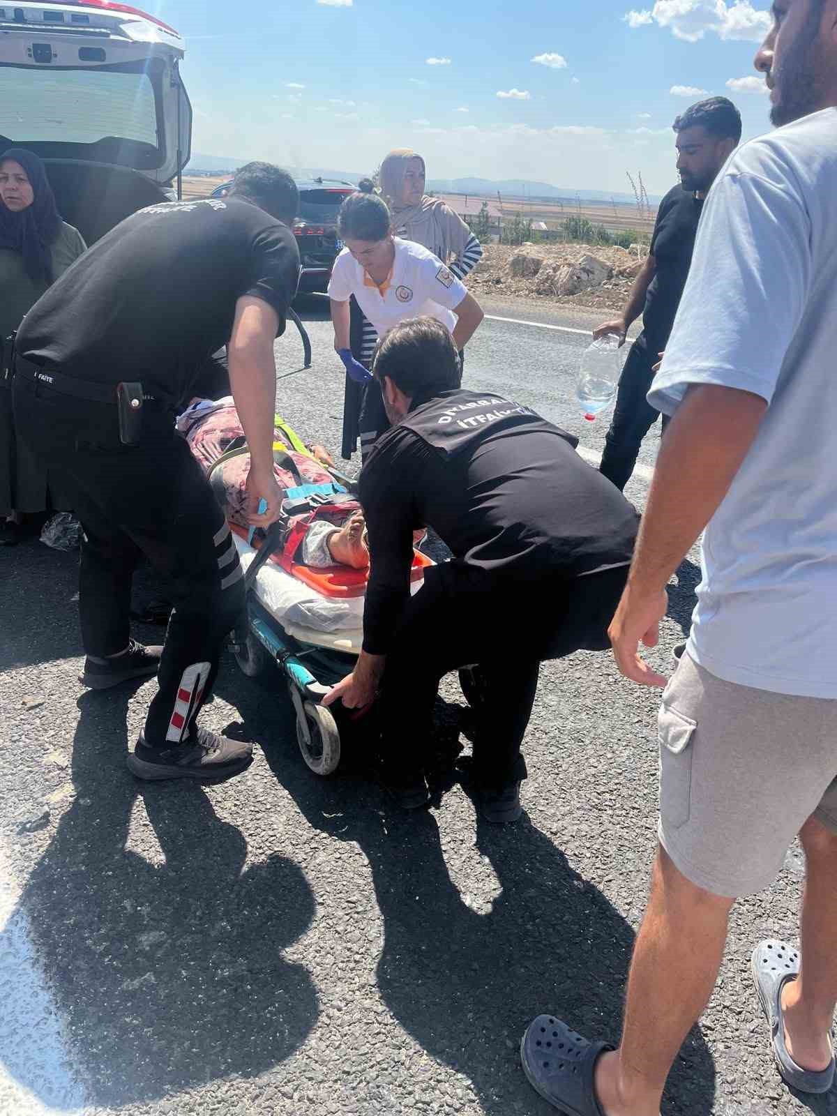 Diyarbakır’da otomobil ile traktör çarpıştı: 4 yaralı