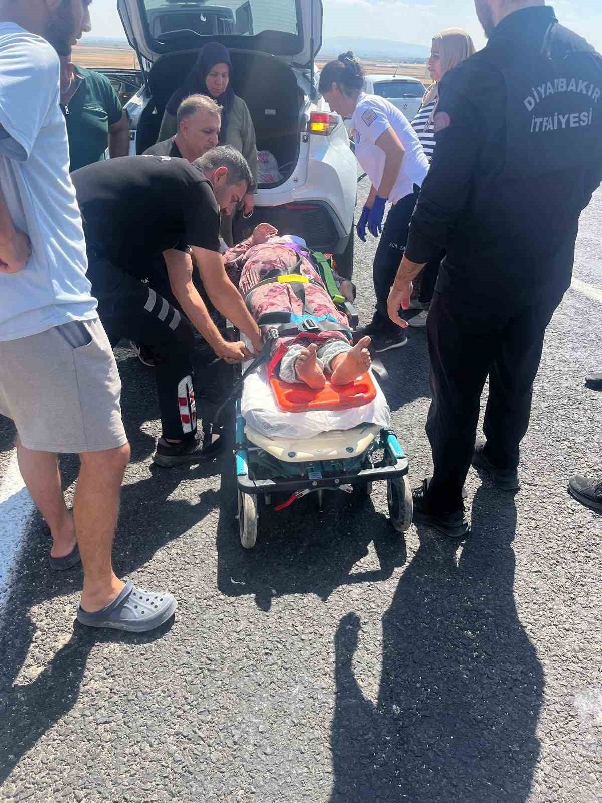 Diyarbakır’da otomobil ile traktör çarpıştı: 4 yaralı