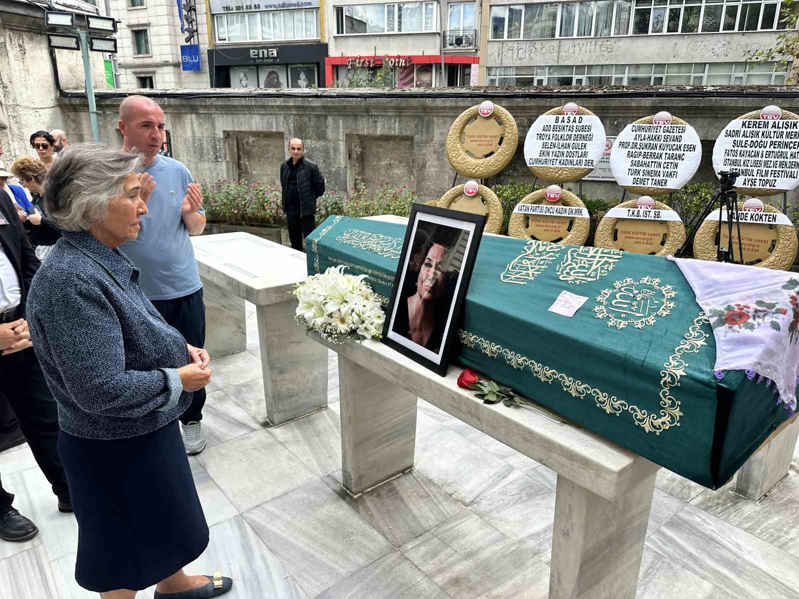 Oyuncu Gülsen Tuncer son yolculuğuna uğurlanıyor