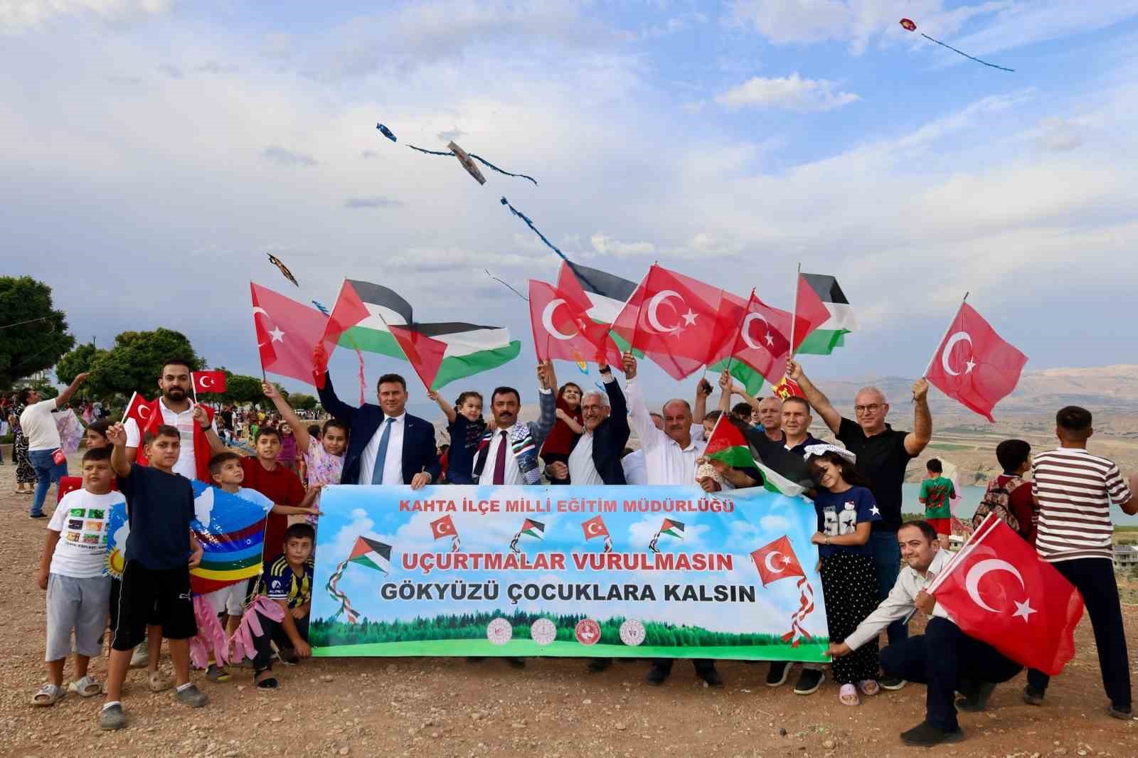 Kahta’da uçurtmalar Gazze’deki çocuklar için uçtu