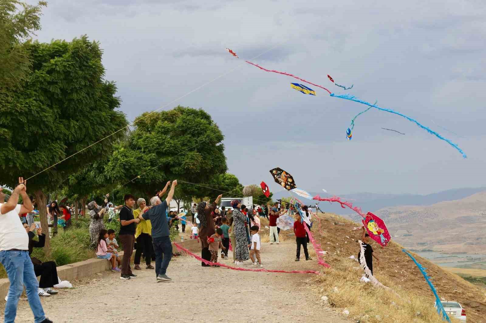 Kahta’da uçurtmalar Gazze’deki çocuklar için uçtu