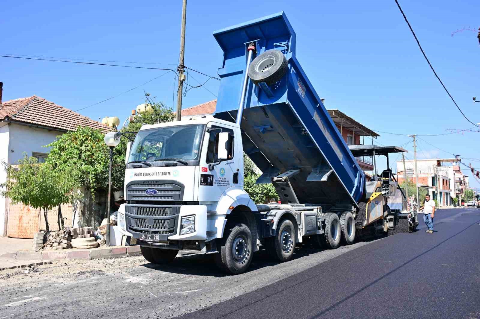 Ahmetli’de yollar sıcak asfaltla buluşuyor