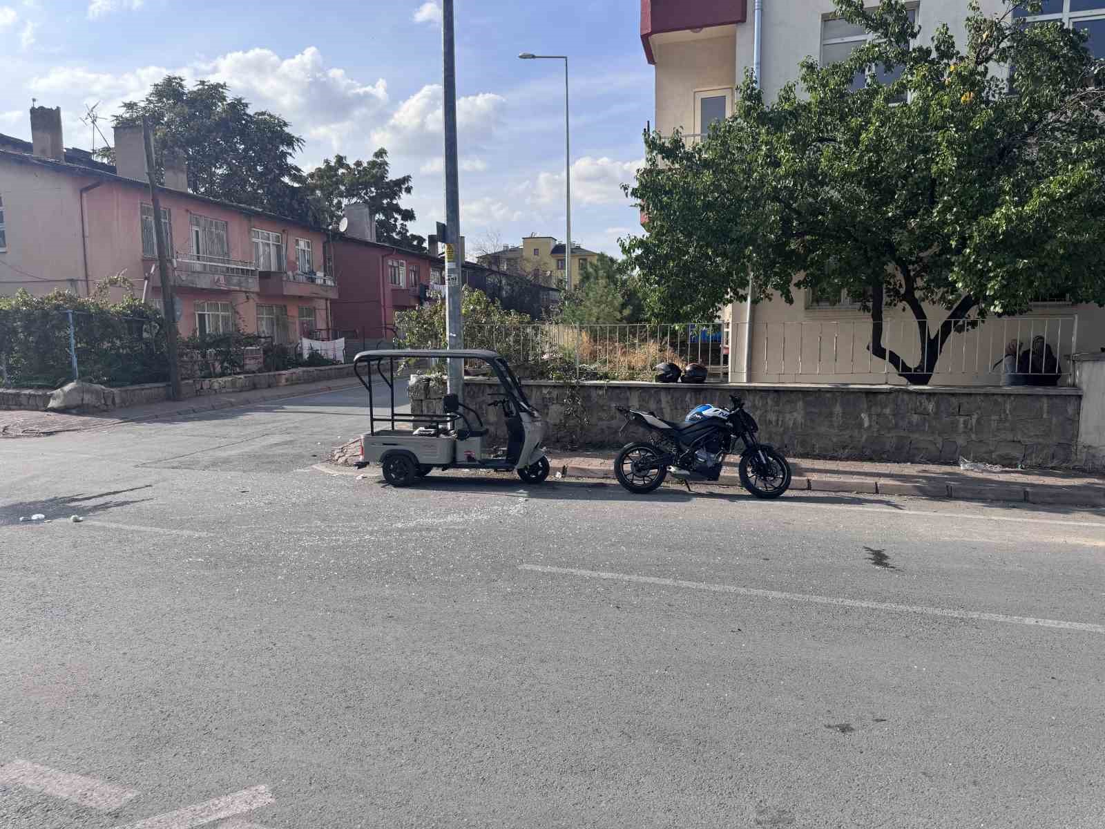 Motosiklet ile mobilet çarpıştı: 7 yaralı