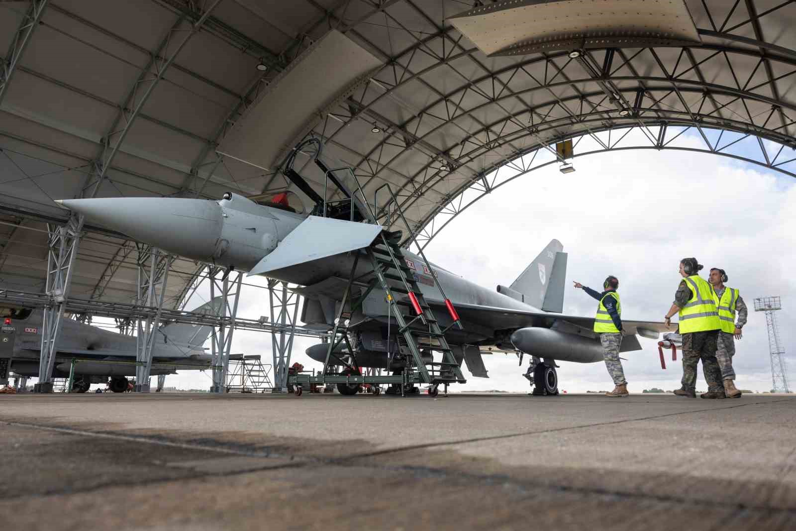 Eurofighter Typhoon tedarik projesi kapsamında İngiltere’de uçak bakım tesisleri incelendi
