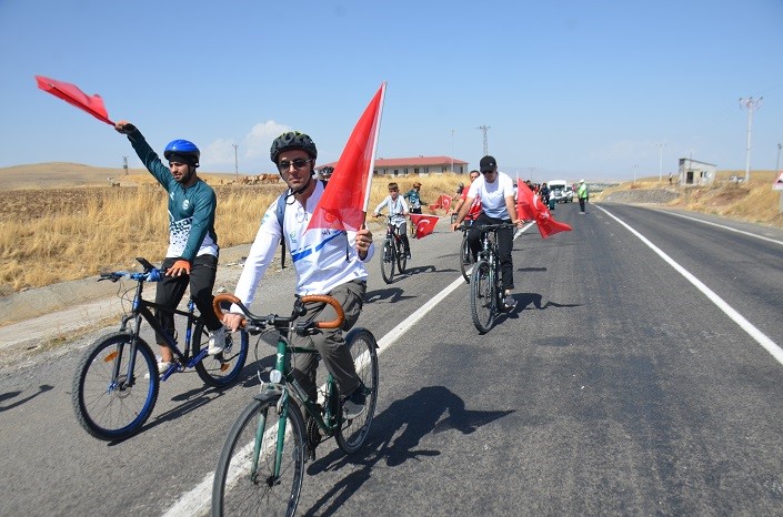 Bulanık’ta ‘Su Sporları ve Plaj Oyunları Şenliği’ düzenlendi