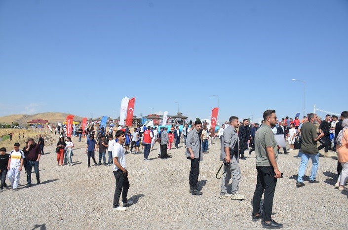 Bulanık’ta ‘Su Sporları ve Plaj Oyunları Şenliği’ düzenlendi