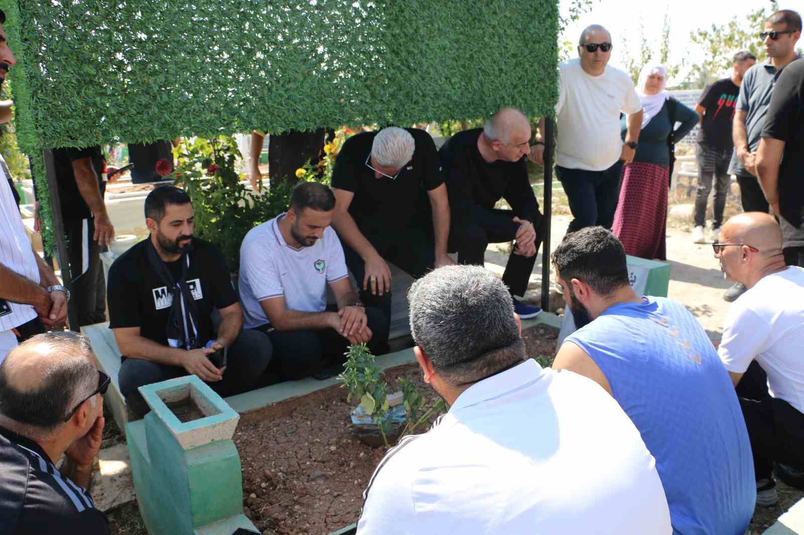 Amed Sportif Faaliyetler ve Beşiktaş taraftar gruplarından maç öncesi Rojin Kabaiş’in mezarına ziyaret