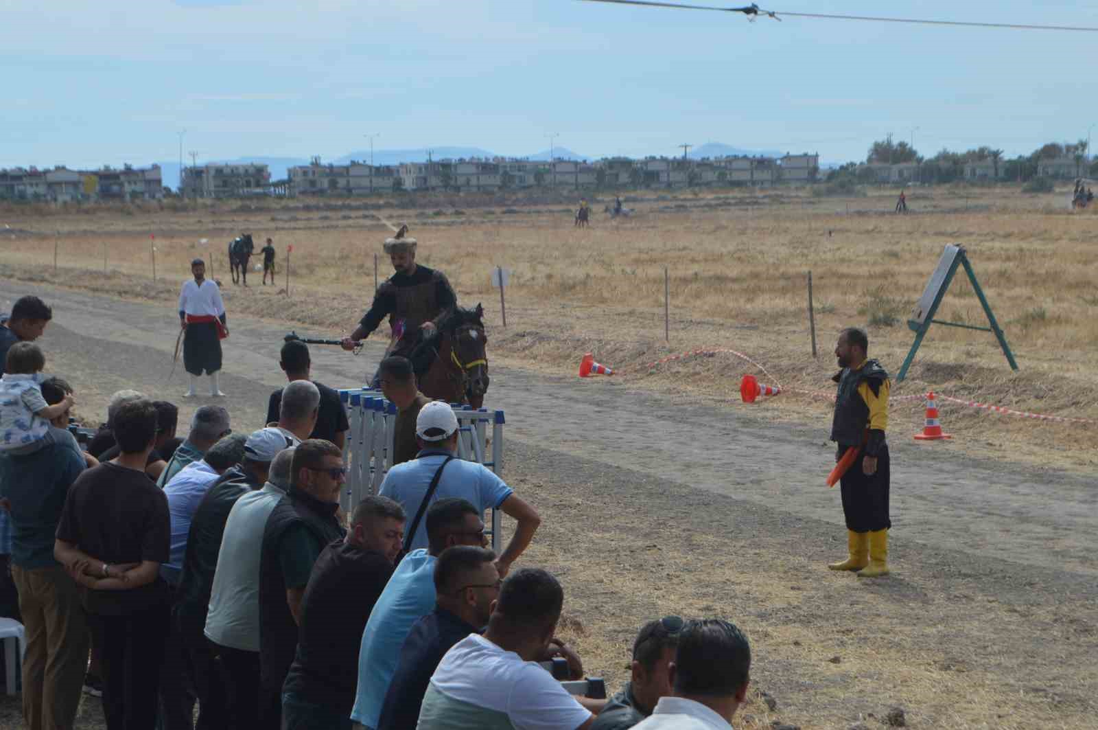Ayvalık’ta rahvan at yarışlarında 100 at piste çıktı