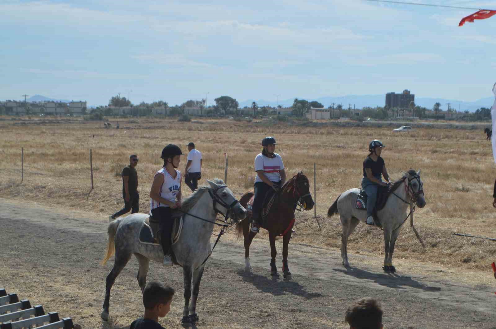 Ayvalık’ta rahvan at yarışlarında 100 at piste çıktı